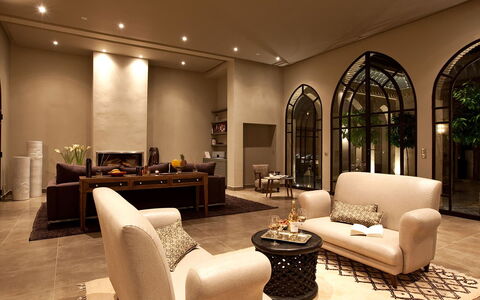 Villa Orange Trees: Mobilia, Interior Design, Pavimentazione, Divano, Pavimento, Soggiorno, Casa, Illuminazione, Soffitto, Camera