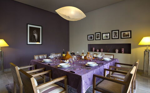 Villa Orange Trees: Mobilia, Interior Design, Parete, Tavolo, Sedia, Soffitto, Illuminazione, Cucina & Sala Da Pranzo Tavolo, Sala Da Pranzo, Lampada