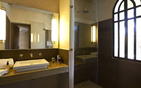 Villa Orange Trees: Lavandino Del Bagno, Parete, Idraulico Fixture, Bagno, Lavello, Pavimentazione, Interior Design, Pavimento, Rubinetto, Specchio