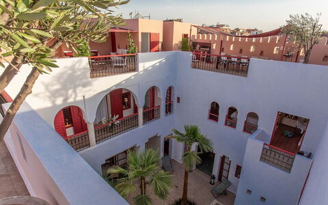 Dar Splendid: Facciata, Urban Design, Appartamento, Hacienda, Estate, Cortile, Balcone