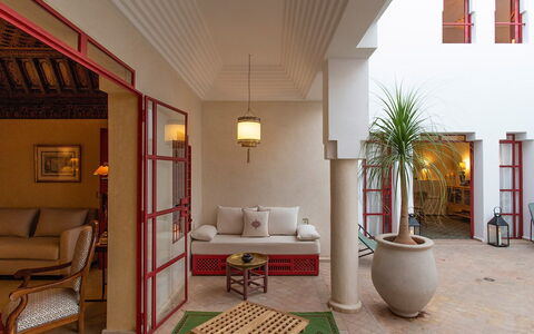 Dar Splendid: Rosso, Interior Design, Pavimentazione, Pavimento, Mobilia, Camera, Soffitto, Soggiorno, Tappeto, Lampada