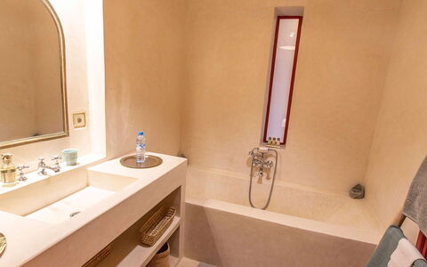 Dar Splendid: Parete, Idraulico Fixture, Pavimentazione, Pavimento, Bagno, Interior Design, Rubinetto, Idraulico, Lavandino Del Bagno, Marrone