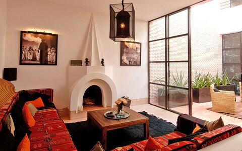 Dar Sami: Mobilia, Interior Design, Parete, Pavimentazione, Pavimento, Soggiorno, Illuminazione, Soffitto, Casa, Camera
