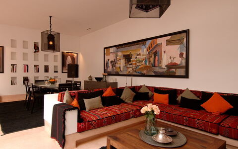 Dar Sami: Mobilia, Interior Design, Divano, Parete, Pavimentazione, Pavimento, Soggiorno, Tessile, Illuminazione, Casa