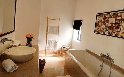 Dar Sami: Parete, Interior Design, Pavimentazione, Idraulico Fixture, Pavimento, Bagno, Illuminazione, Idraulico, Vasca Da Bagno, Soffitto