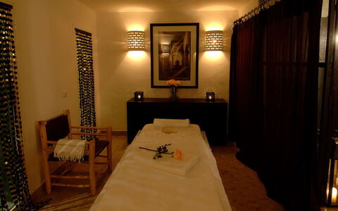 Dar Sami: Interior Design, Pavimento, Letto, Tenda, Hotel, Latifoglie, Camera Da Letto, Lampada, Lampada