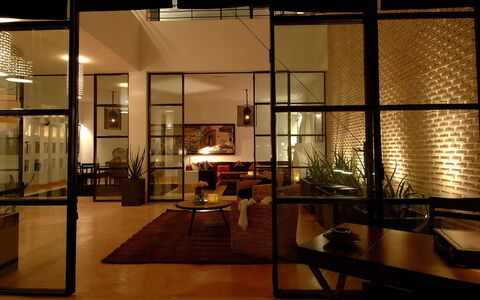 Dar Sami: Mobilia, Interior Design, Pavimentazione, Parete, Pavimento, Soffitto, Lampada, Legna, Illuminazione, Soggiorno