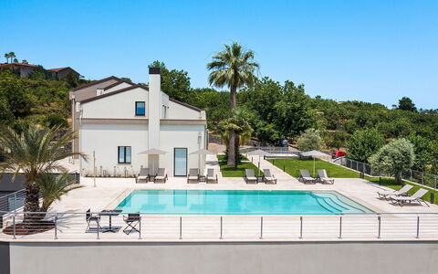 Villa Cloris: Piscina, Ricorrere, Materiale Composito, Eco Hotel, Shade, Mobili Da Esterno, Estate, Villa, Hotel