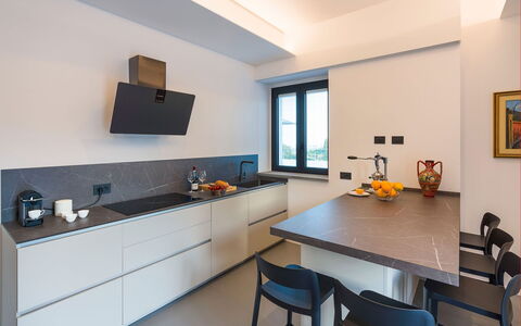 Villa Cloris: Cucina, Controsoffitto, Interior Design, Elettrodomestico Da Cucina, Pavimentazione, Cucina Stufa, Apparecchio Major, Cabinetry, Elettrodomestico, Mobilia