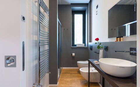 Villa Cloris: Bagno, Interior Design, Idraulico Fixture, Pavimentazione, Parete, Pavimento, Lavello, Specchio, Lavandino Del Bagno, Rubinetto