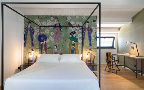 Villa Cloris: Interior Design, Camera Da Letto, Pavimentazione, Mobilia, Pavimento, Soffitto, Illuminazione, Letto, Lampada, Telaio Del Letto