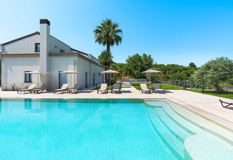 Villa Cloris: Blu, Acqua, Piscina, Materiale Composito, Reflecting Pool, Ricorrere, Riflessione, Shade, Eco Hotel, Estate