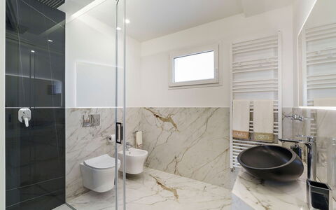 Villa Shelly: Pavimentazione, Interior Design, Parete, Pavimento, Idraulico Fixture, Bagno, Rubinetto, Lavello, Soffitto, Piastrella
