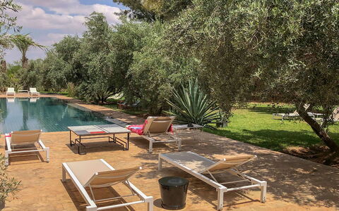 Villa Susan: Piscina, Mobili Da Esterno, Lettino, Ricorrere, Giardino, Sedia, Shade, Backyard, Hacienda, Landscaping