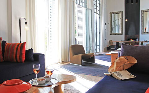 Villa Susan: Mobilia, Interior Design, Pavimentazione, Parete, Pavimento, Soggiorno, Divano, Legna, Camera, Tessile