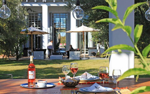 Villa Susan: Mobilia, Mobili Da Esterno, Sedia, Tavolo Esterno, Shade, Tempo Libero, Prato, Cortile, Piscina, Cortile