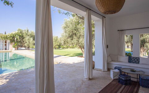 Villa Zagar: Mobilia, Pavimento, Casa, Ricorrere, Shade, Piscina, Estate, Sedia, Villa, Latifoglie