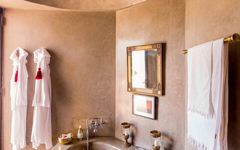 Villa Zagar: Interior Design, Idraulico Fixture, Bagno, Rubinetto, Pavimentazione, Pavimento, Lavandino Del Bagno, Idraulico, Specchio, Camera