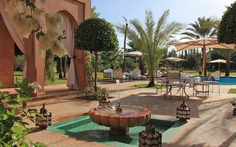 Dar Maril: Ricorrere, Piscina, Ombrello, Hacienda, Giardino, Mobili Da Esterno, Cortile, Landscaping, Shade
