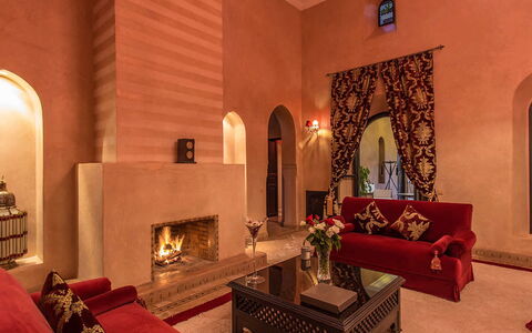 Dar Maril: Interior Design, Pavimentazione, Soffitto, Pavimento, Illuminazione, Mobilia, Camera, Divano, Soggiorno, Lampada