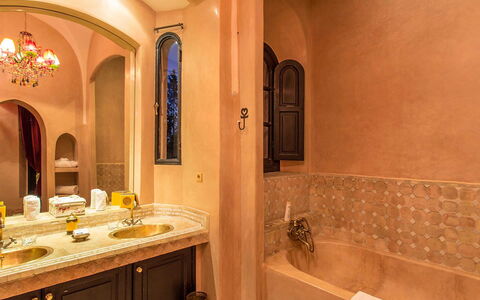 Dar Maril: Lavandino Del Bagno, Interior Design, Idraulico Fixture, Parete, Pavimentazione, Lavello, Bagno, Pavimento, Mobiletto Del Bagno, Rubinetto