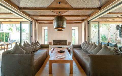 Dar Sun: Mobilia, Legna, Pavimento, Interior Design, Casa, Pavimentazione, Soffitto, Soggiorno, Color Legno, Divano