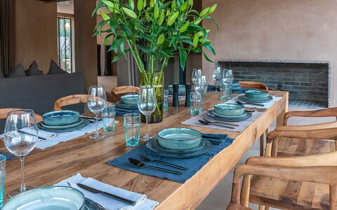 Dar Sun: Mobilia, Tavolo, Interior Design, Legna, Tavola, Sala Da Pranzo, Cucina & Sala Da Pranzo Tavolo, Sedia, Serveware, Pavimentazione