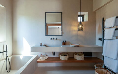 Dar Sun: Parete, Interior Design, Idraulico Fixture, Lavandino Del Bagno, Pavimentazione, Bagno, Soffitto, Pavimento, Lavello, Rubinetto