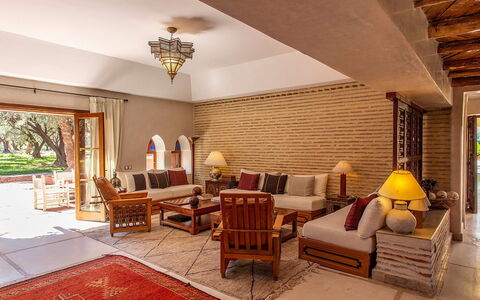 Villa Royale: Mobilia, Pavimentazione, Legna, Pavimento, Divano, Interior Design, Sedia, Soggiorno, Tavolo, Soffitto