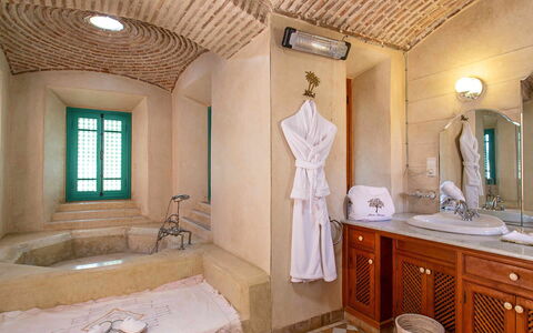 Villa Royale: Interior Design, Pavimentazione, Pavimento, Idraulico Fixture, Mobilia, Lavandino Del Bagno, Soffitto, Bagno, Lavello, Idraulico