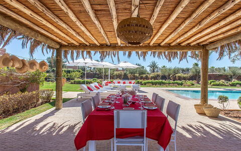 Villa Delizia: Ricorrere, Piscina, Eco Hotel, Giardino, Hacienda, Shade, Landscaping, Mobili Da Esterno, Estate, Prato