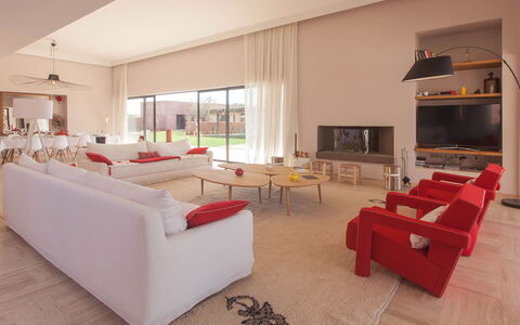 Villa Delizia: Interior Design, Pavimentazione, Pavimento, Divano, Mobilia, Soggiorno, Soffitto, Casa, Appartamento