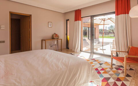 Villa Delizia: Mobilia, Pavimento, Pavimentazione, Interior Design, Color Legno, Sedia, Ricorrere, Shade, Latifoglie, Piscina