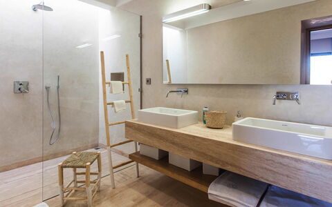 Villa Delizia: Pavimentazione, Interior Design, Pavimento, Idraulico Fixture, Parete, Lavandino Del Bagno, Bagno, Legna, Lavello, Rubinetto