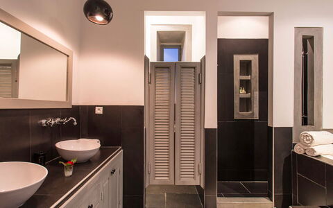 Villa Elio: Interior Design, Bagno, Idraulico Fixture, Pavimentazione, Parete, Pavimento, Lavandino Del Bagno, Lavello, Soffitto, Lampada