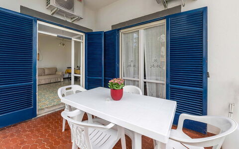 Casa Iago: Pavimentazione, Pavimento, Appartamento, Shade, Piastrella, Pianta Della Casa, Balcone, Mobili Da Esterno, Vaso Di Fiori, Porta A Casa