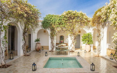 Villa Mauri: Arco, Vaso Di Fiori, Estate, Cortile, Hacienda, Pianta Della Casa, Giardino, Dimora, Design, Giochi D'Acqua