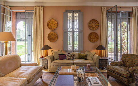 Villa Mauri: Mobilia, Interior Design, Divano, Pavimentazione, Parete, Pavimento, Legna, Soggiorno, Casa, Camera