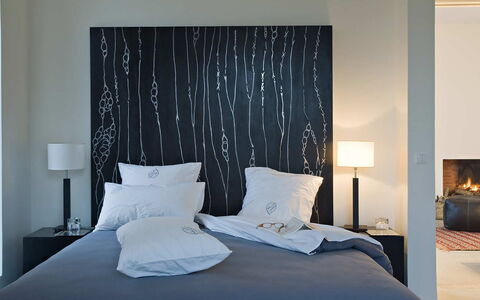 Villa Noria: Mobilia, Camera Da Letto, Letto, Interior Design, Bedding, Lenzuolo, Legna, Biancheria, Tessile, Illuminazione