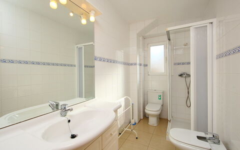 Giner: Bagno, Proprietà, Camera, Rubinetto, Interior Design, Idraulico Fixture, Immobiliare, Architettura, Costruzione, Piastrella