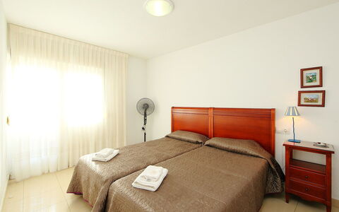 Giner: Camera Da Letto, Camera, Letto, Mobilia, Lenzuolo, Proprietà, Bedding, Telaio Del Letto, Interior Design, Pavimento