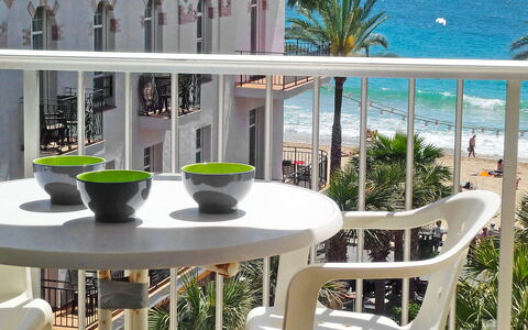 Giner: Proprietà, Camera, Mobilia, Balcone, Casa, Casa, Costruzione, Tavolo, Interior Design, Immobiliare