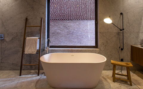 Villa Palmeraie: Parete, Pavimentazione, Pavimento, Materiale Composito, Idraulico Fixture, Vasca Da Bagno, Idraulico, Piastrella, Lampada, Bagno
