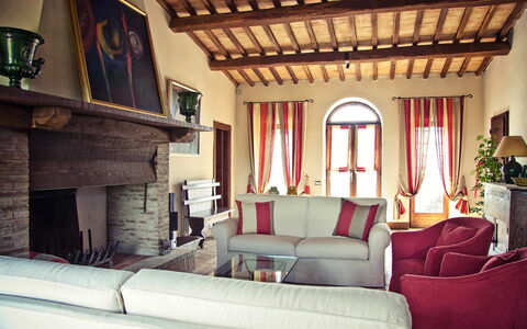 Villa Selvamica: Mobilia, Interior Design, Pavimentazione, Legna, Divano, Pavimento, Soggiorno, Camera, Casa, Soffitto