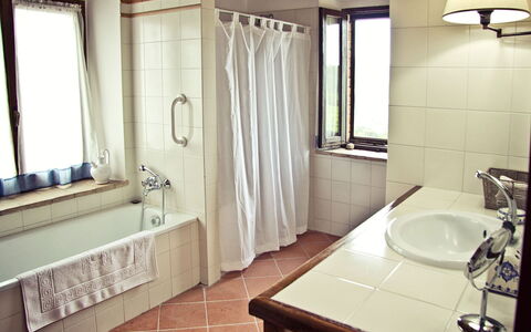 Villa Selvamica: Bagno, Pavimentazione, Pavimento, Idraulico Fixture, Interior Design, Lavandino Del Bagno, Mobilia, Camera, Idraulico, Illuminazione