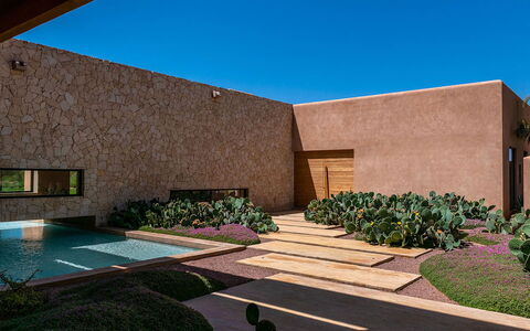 Villa Amrabat: Parete, Architettura, Giardino, Arbusto, Materiale Composito, Landscaping, Calcestruzzo, Estate, Shade, Cortile