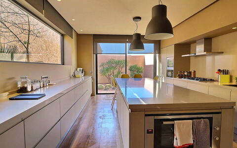 Villa Amrabat: Cucina, Interior Design, Controsoffitto, Pavimentazione, Elettrodomestico Da Cucina, Cabinetry, Soffitto, Pavimento, Illuminazione, Lampada