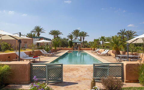 Villa Jamila: Piscina, Ricorrere, Mobili Da Esterno, Hacienda, Estate, Ombrello, Shade, Landscaping, Villa