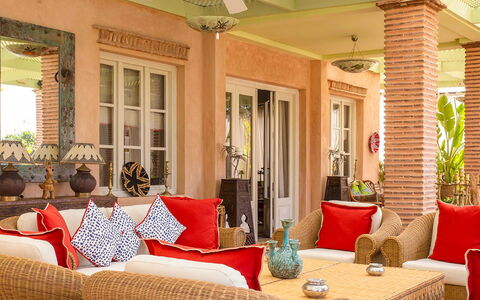 Villa Jamila: Mobilia, Interior Design, Sedia, Tavolo, Soffitto, Pavimentazione, Pavimento, Divano, Soggiorno, Tavolino Da Caffè