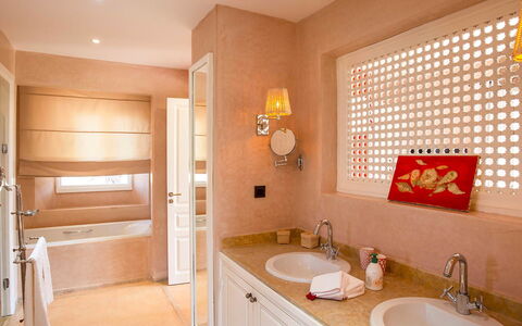 Villa Jamila: Parete, Idraulico Fixture, Interior Design, Pavimentazione, Pavimento, Legna, Bagno, Lavello, Lavandino Del Bagno, Mobiletto Del Bagno